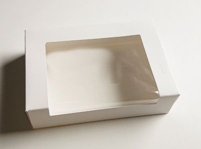 Картонена кутия за бонбони с прозорец 16,5x11,5x4 см.