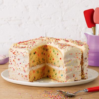 Betty Crocker - Смес за ванилова торта с цветни захарни парченца- 425 g