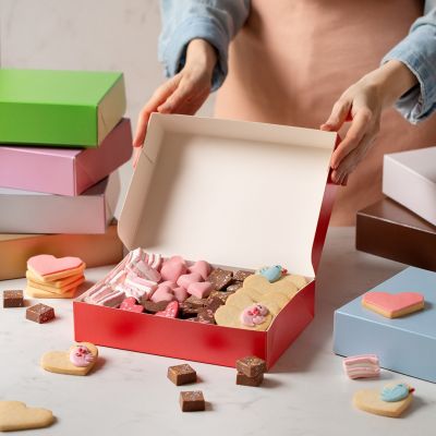 Светлосиня кутия за бисквити и кексчета с релефна текстура